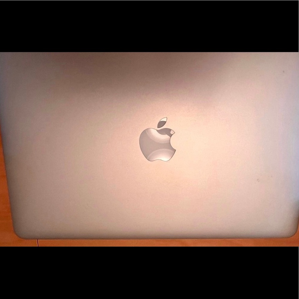 Apple MacBook - Picture 2 of 2